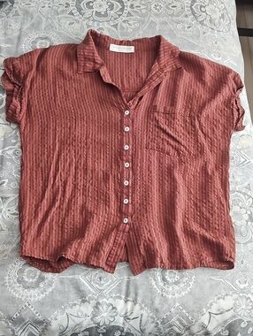 Stitch + Feather Short-Sleeve Button-Down Shirt in Rust Red